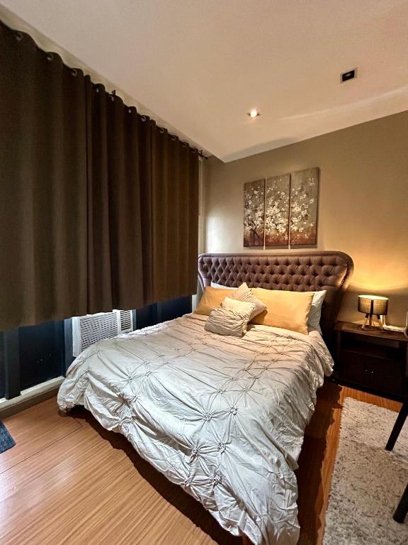 Condo living – pool, balcony, gym, fast WiFi