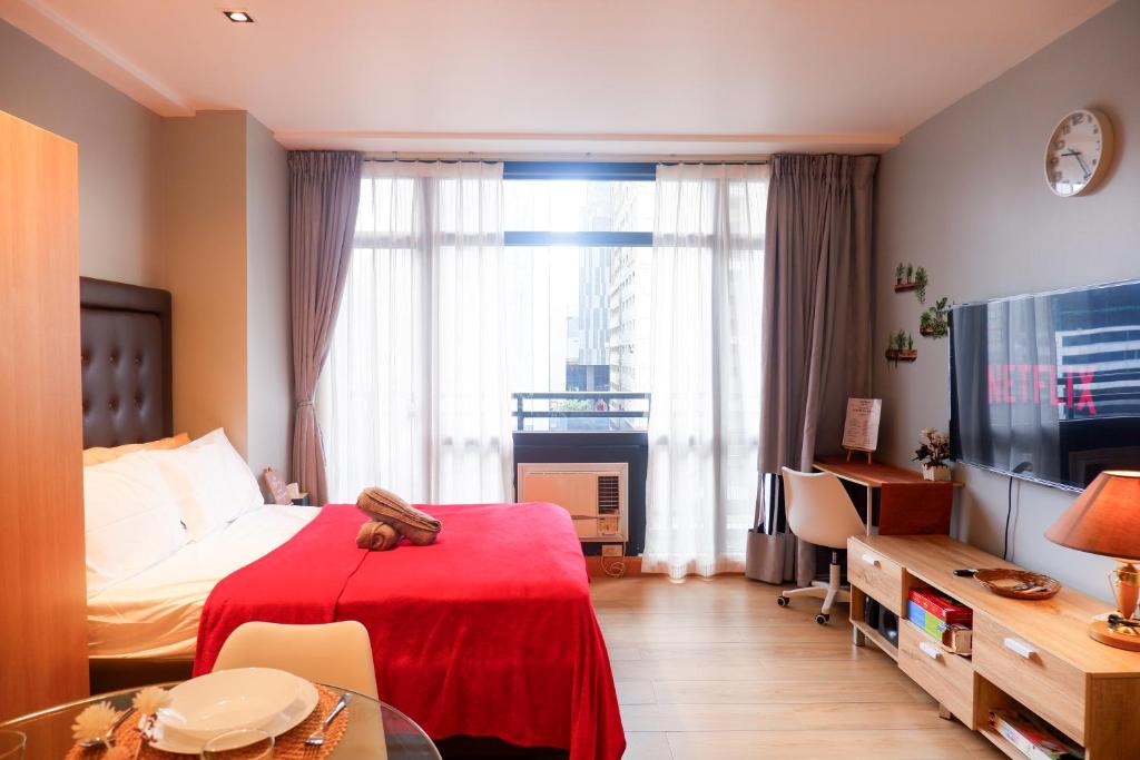 Condo with pool in Makati – The Gramercy